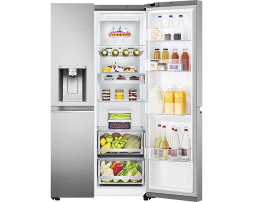 Geöffneter Side-by-Side-Kühlschrank mit Lebensmitteln