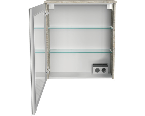 Geöffneter Spiegelschrank mit Einlegeböden aus Glas und Aufbewahrung