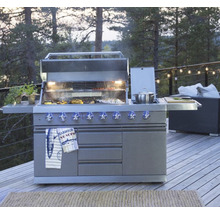 Outdoor-Szene mit großem Grill auf einer Terrasse bei angezündetem Grillgut