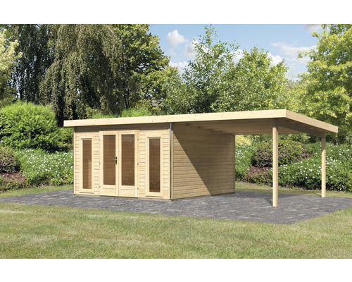 Gartenhaus mit Carport aus Holz im Garten.