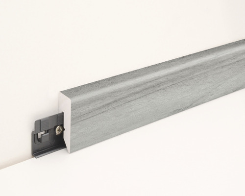 Sockelleiste aus Holz mit Befestigung an einer Wand