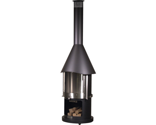 Gartencheminée mit Holzscheiten im Lagerfach