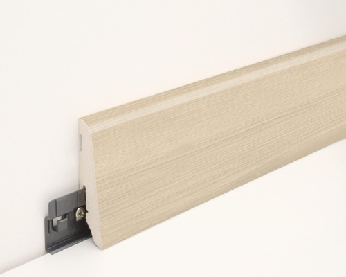 Sockelleiste mit Befestigungsclip an einer Wand