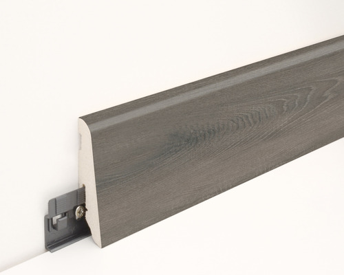 Fußleiste aus Holz mit Befestigungsclip an einer weißen Wand