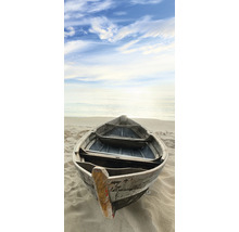 Ein kleines Boot liegt am Sandstrand.