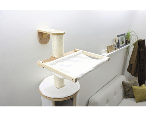 Katzenkratzbaum mit Liegeflächen und Kratzsäule im Wohnraum.