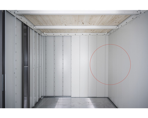 Innenverkleidung Biohort Gartenhaus Neo 2D/4B Doppeltür Innenansicht eines Lagerraums mit weißen Wandpaneelen und Holzbalkendecke