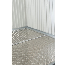 Blick in eine Gerätehütte mit Bodenplatte aus Riffelblech und Metallwänden