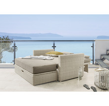 Terrasse mit Rattan-Lounge-Set und Meerblick