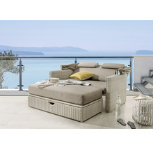 Doppelliege aus Rattan mit Kissen und Meerblick auf einer Terrasse