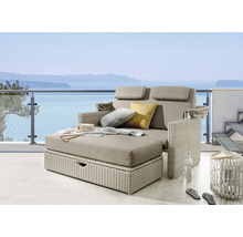 Gartenlounge mit Rattanoberfläche, Auflage und Kissen auf einer Terrasse mit Meerblick