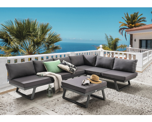 Loungegruppe Destiny Manhattan, Hocker/Tisch 70x70cm, vielseitig aufstellbar Graue Loungegruppe mit Kissen und Hocker auf einer Terrasse mit Meerblick