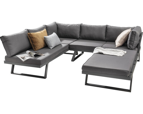 Graue Gartenlounge mit Kissen und Decke