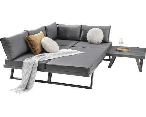 Graue Gartenlounge mit Kissen und Tisch