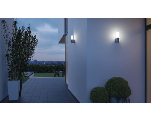 Außenbereich mit zwei Wandleuchten, Pflanzen und Terrasse