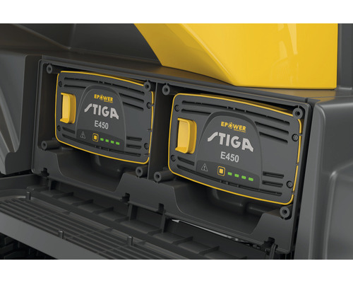 Zwei Stiga E450 Batterien im Batteriefach