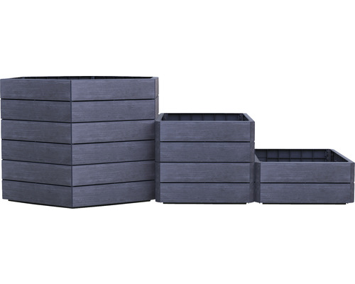 Drei gestapelte, quadratische Pflanzgefäße aus Holz in verschiedenen Größen.