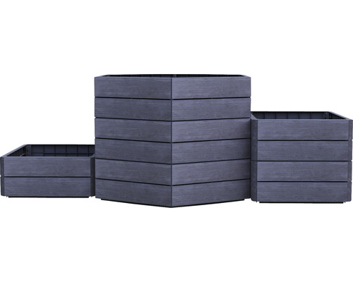 Drei Pflanzkästen in unterschiedlicher Höhe aus Holz