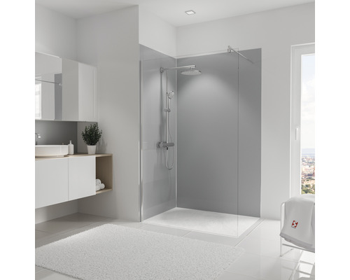 Duschrückwand-Set Schulte Decodesign Dekor hellgrau 2100x1200x3 mm Badezimmer mit Dusche, Waschbecken, Spiegel und Teppich für eine helle und geräumige Atmosphäre.
