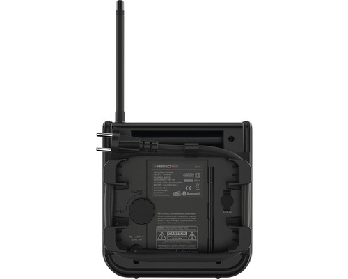 Rückansicht eines Baustellenradios mit Antenne, Netzstecker und Batteriefach