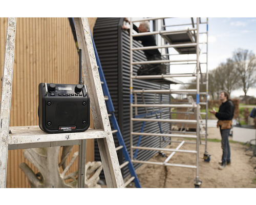Baustellenradio der Marke Perfectpro auf einer Leiter im Außenbereich