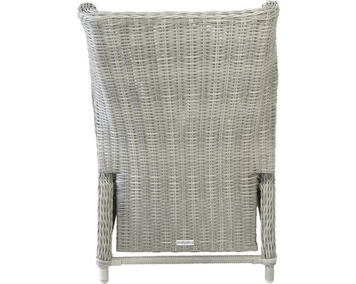 Rückansicht eines hellen Korbsessels für den Außenbereich