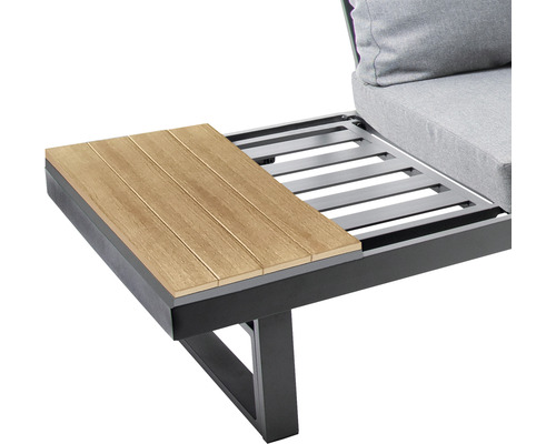 Detailansicht eines Gartentisches mit Holzoberfläche und Metallgestell, Teil einer Sitzgruppe