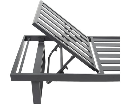 Detailansicht einer verstellbaren Gartenliege mit Lattenrost