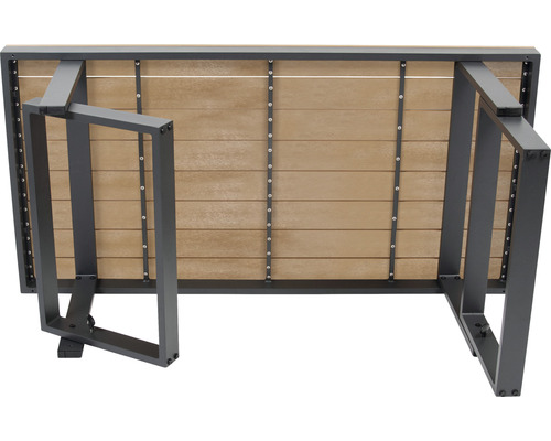 Unterseite eines Gartentisches mit Holzplatten und Metallbeinen