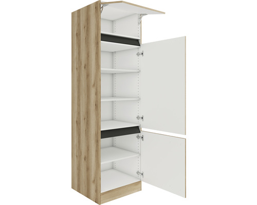 Offener Küchenschrank mit Regalen und Holztüren