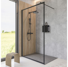 Duschkabine mit Duschsystem, Ablage und Hocker im Badezimmer