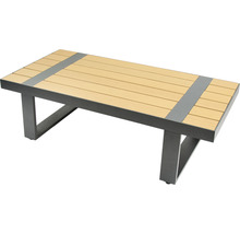 Rechteckiger Gartentisch mit Holzlatten und Metallgestell