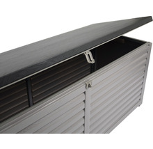 Geöffnete Gartenbox zur Aufbewahrung von Gartenzubehör.