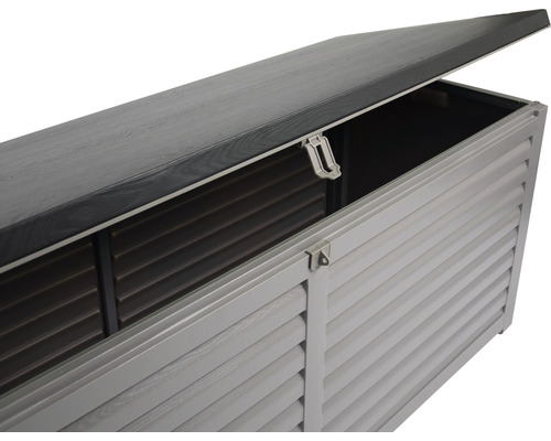Geöffnete Gartenbox zur Aufbewahrung von Gartenzubehör.