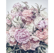 Nahaufnahme eines Blumenstraußes mit Rosen, Pfingstrosen und Dahlien