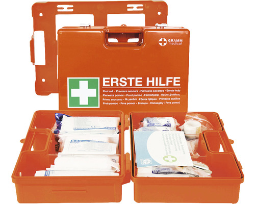 Verbandkoffer nach DIN 13157:2021-11 Geöffnete Erste Hilfe Box mit Wandhalterung