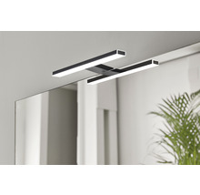 Badezimmer mit Spiegelschrank und LED Lampe