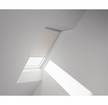 Dachfenster mit Rollo in einem hellen Raum.