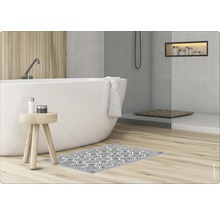 Badezimmer Szene mit Badewanne, Duschkabine und gemustertem Teppich