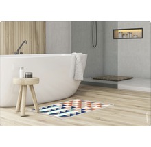 Badezimmer Szene mit Badewanne, Duschkabine und geometrischer Badematte