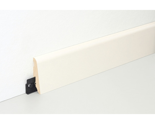 Sockelleiste aus Holz mit Befestigungsclip an einer Wand