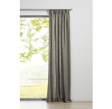 Vorhang vor Fenster mit Ausblick in die Natur