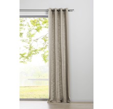 Gardine mit Ösen vor einem Fenster