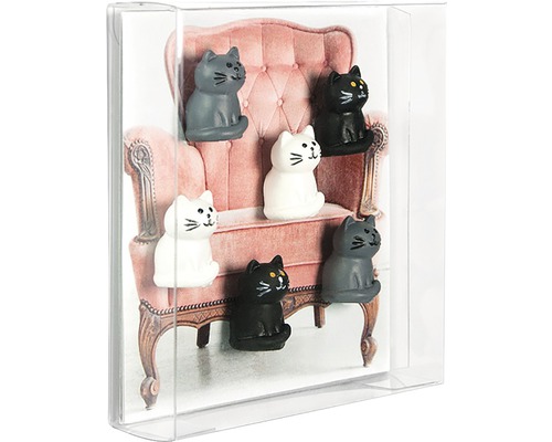 Dekorative Magnete in Katzenform vor einem Stuhlbild