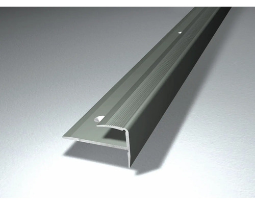 Treppenkantenprofil aus Metall mit gerillter Oberfläche