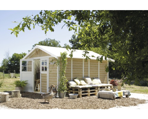 Gartenhaus mit Sitzgelegenheit aus Paletten und einer Gans im Garten