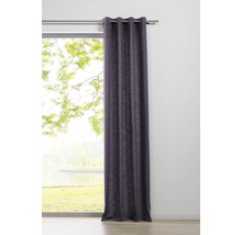 Gardine mit Ösen vor einem Fenster