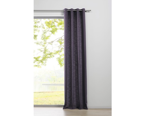 Gardine mit Ösen vor einem Fenster