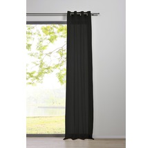 Blick in einen Raum mit einem schwarzen Ösenschal vor einem Fenster