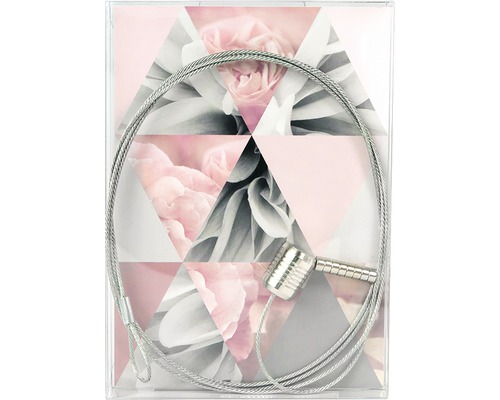 Diebstahlsicherung mit Stahlseil vor gemustertem Hintergrund